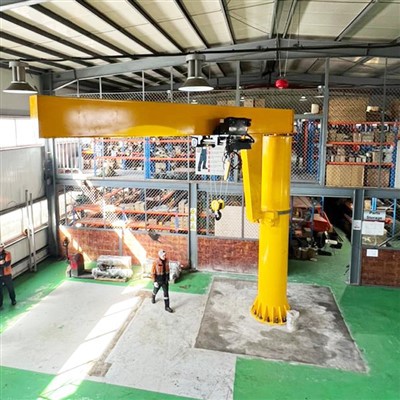 Voľne stojaci otočný žeriav